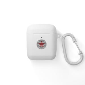 Puede incluir: Funda blanca para AirPods con un diseño de estrella roja dentro de un círculo gris. Tiene un mosquetón plateado para facilitar su transporte. El diseño está centrado en la parte delantera.