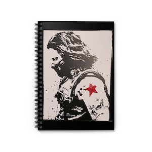 Könnte beinhalten: Spiralgebundenes Notizbuch mit schwarzem Einband. Der Einband zeigt eine Schwarz-Weiß-Illustration einer Person in Militäruniform mit einem roten Stern auf der Schulter. Das Design hat eine Graffiti-artige Ästhetik.