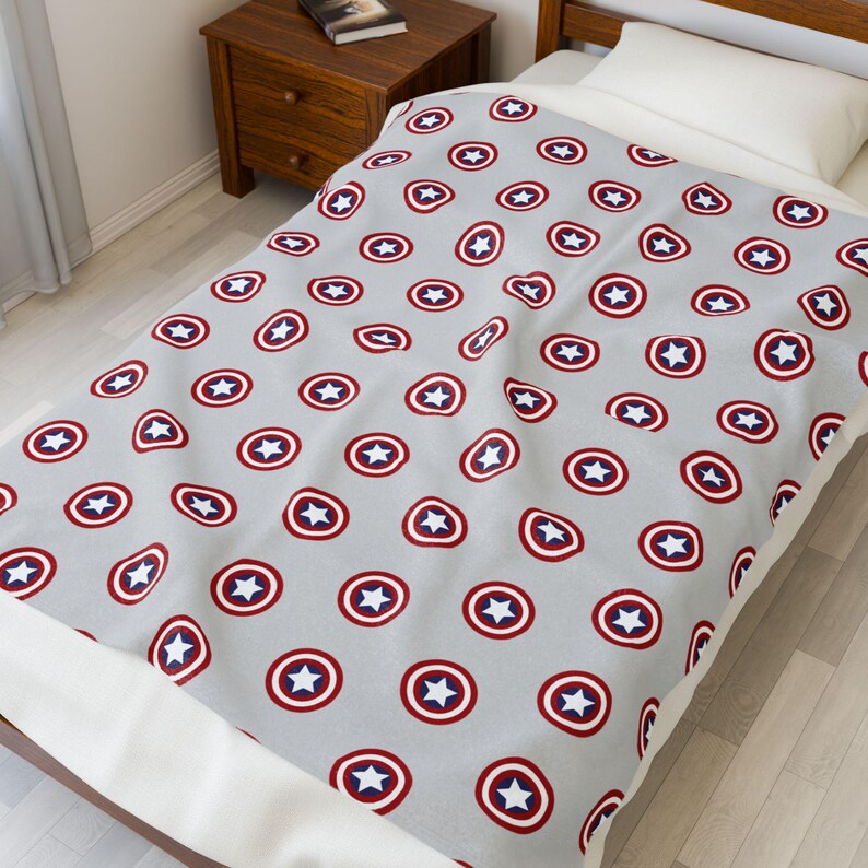 Superhero Movie Night Essential: Captain America Plush Blanket for Boys' Cozy Bedroom image 3