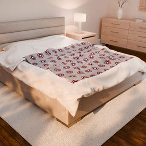 Superhero Movie Night Essential: Captain America Plush Blanket for Boys' Cozy Bedroom image 6