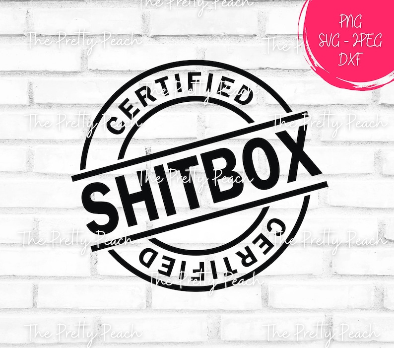 Puede incluir: Dise&ntilde;o gr&aacute;fico en blanco y negro de un sello redondo con el texto "CERTIFIED SHITBOX CERTIFIED" en un c&iacute;rculo.