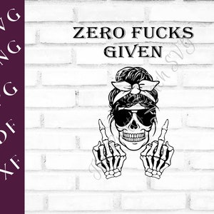 Puede incluir: Ilustración en blanco y negro de una calavera con un moño desordenado y gafas de sol, haciendo el dedo medio con ambas manos. El texto "ZERO FUCKS GIVEN" está por encima de la calavera.