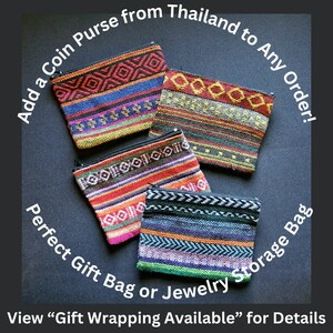 Puede incluir: Cuatro monederos tejidos de colores con cierres de cremallera. Los monederos est&aacute;n hechos de una tela a rayas con patrones geom&eacute;tricos. El texto "Add a Coin Purse from Thailand to Any Order!" y "Perfect Gift Bag or Jewelry Storage Bag" est&aacute; escrito alrededor de los monederos.