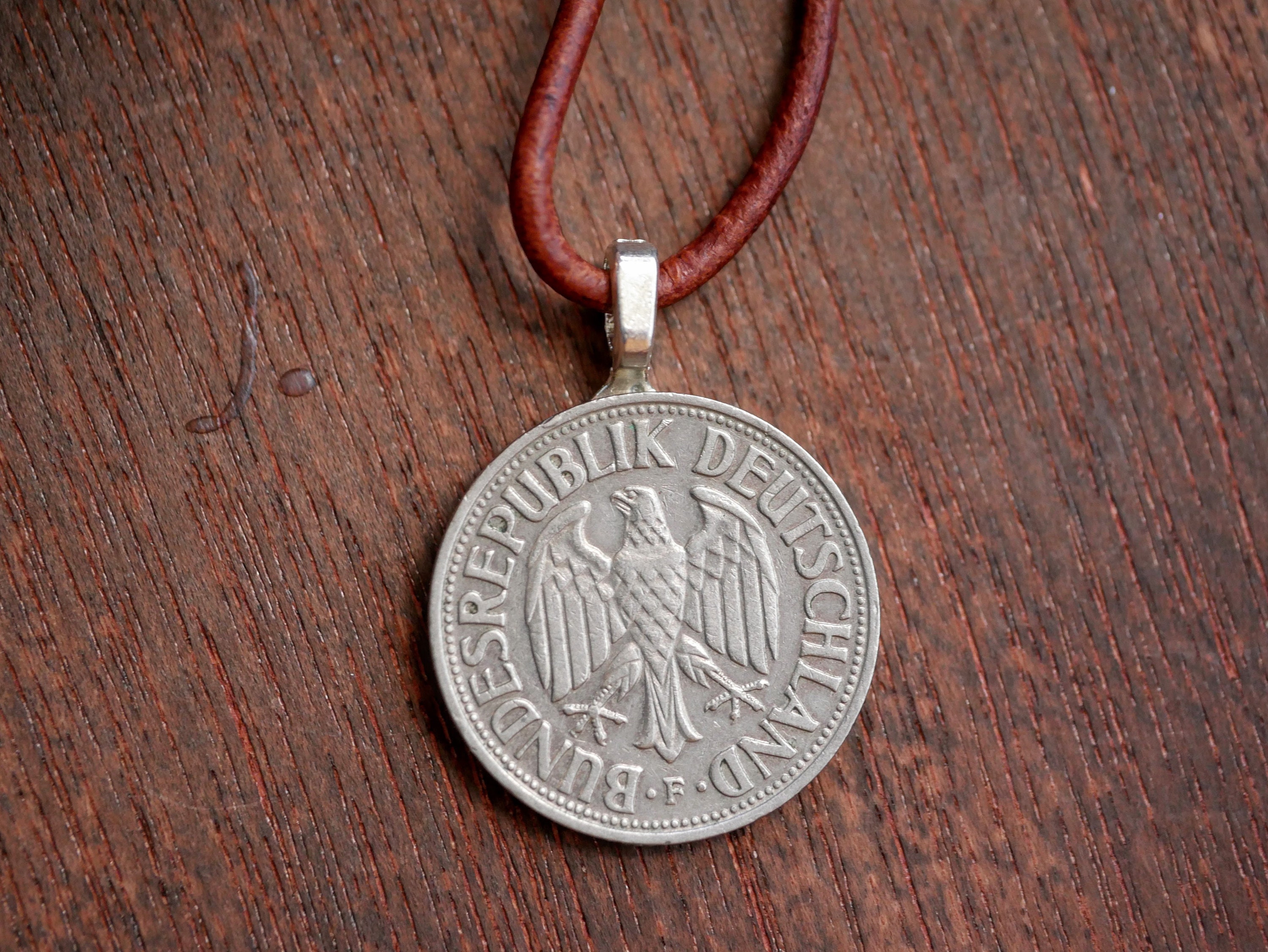  Euro Coin Vintage Necklace by D'Mundo Accesorios. 1 Euro from  Germany. Bundesadler Coin Pendant. Gold Plated Medallion Handmade Necklace.  : Productos Handmade