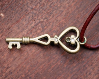 Hart sleutel charme ketting op 18" lederen koord, hart ketting, sleutel ketting, hart hanger, minimalistische ketting, slot en sleutel ketting