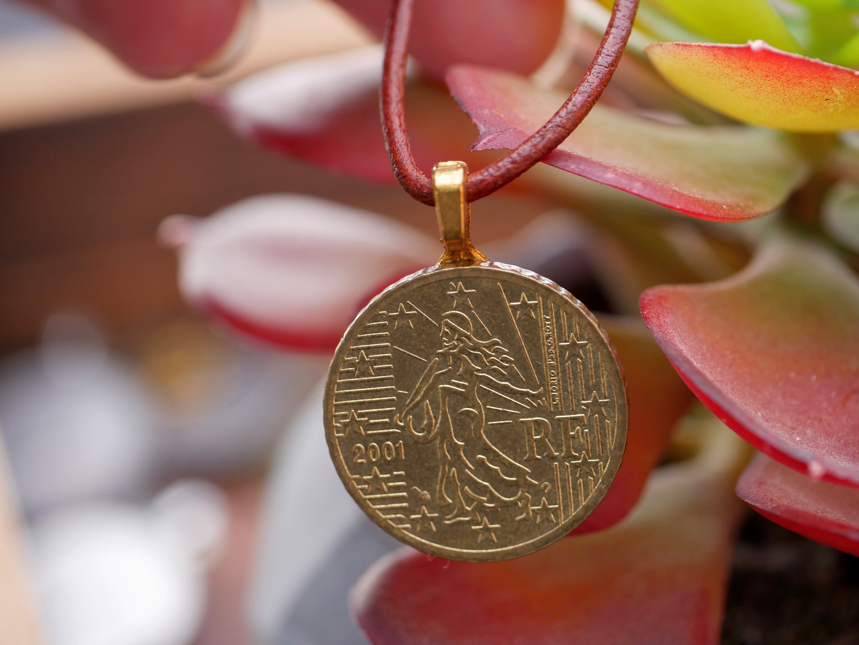  Euro Coin Vintage Necklace by D'Mundo Accesorios. 1 Euro from  Germany. Bundesadler Coin Pendant. Gold Plated Medallion Handmade Necklace.  : Productos Handmade