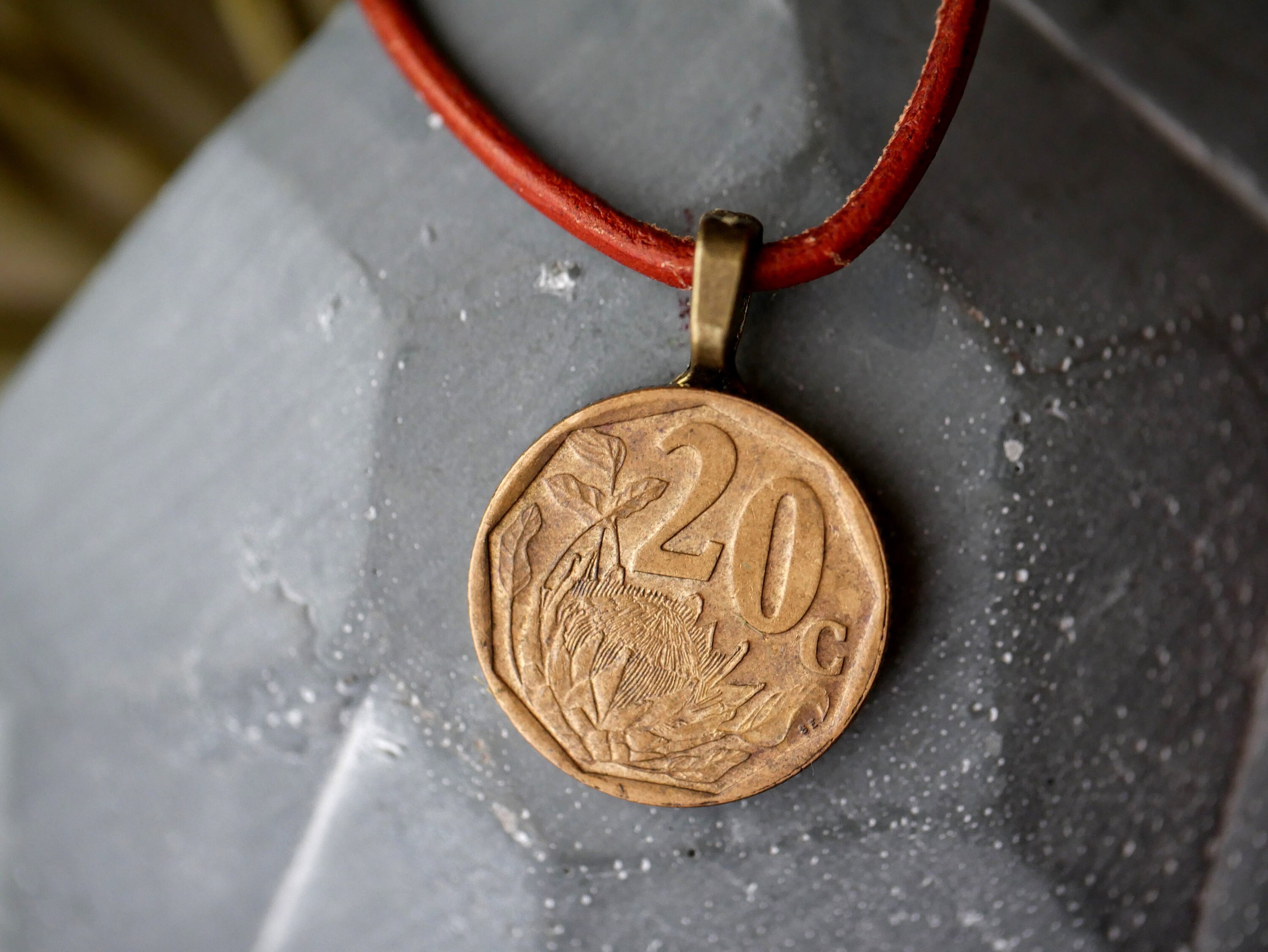 南アフリカのコインネックレス:フラワーペンダント、アフリカジュエリー