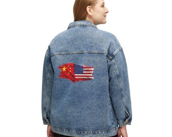 以下が含まれることがあります： 背面にアメリカと中国の旗のダメージ加工パッチが付いた青いデニムジャケット