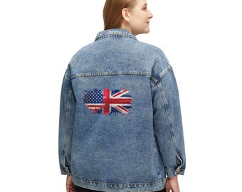 以下が含まれることがあります： 背面にアメリカとイギリスの旗のダメージ加工が施された青いデニムジャケット