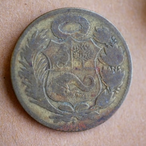 Spilla con moneta peruviana: spilla con moneta straniera autentica con scudo