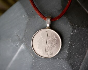 Collar con moneda de la reina holandesa: colgante de los Países Bajos con cordón de cuero