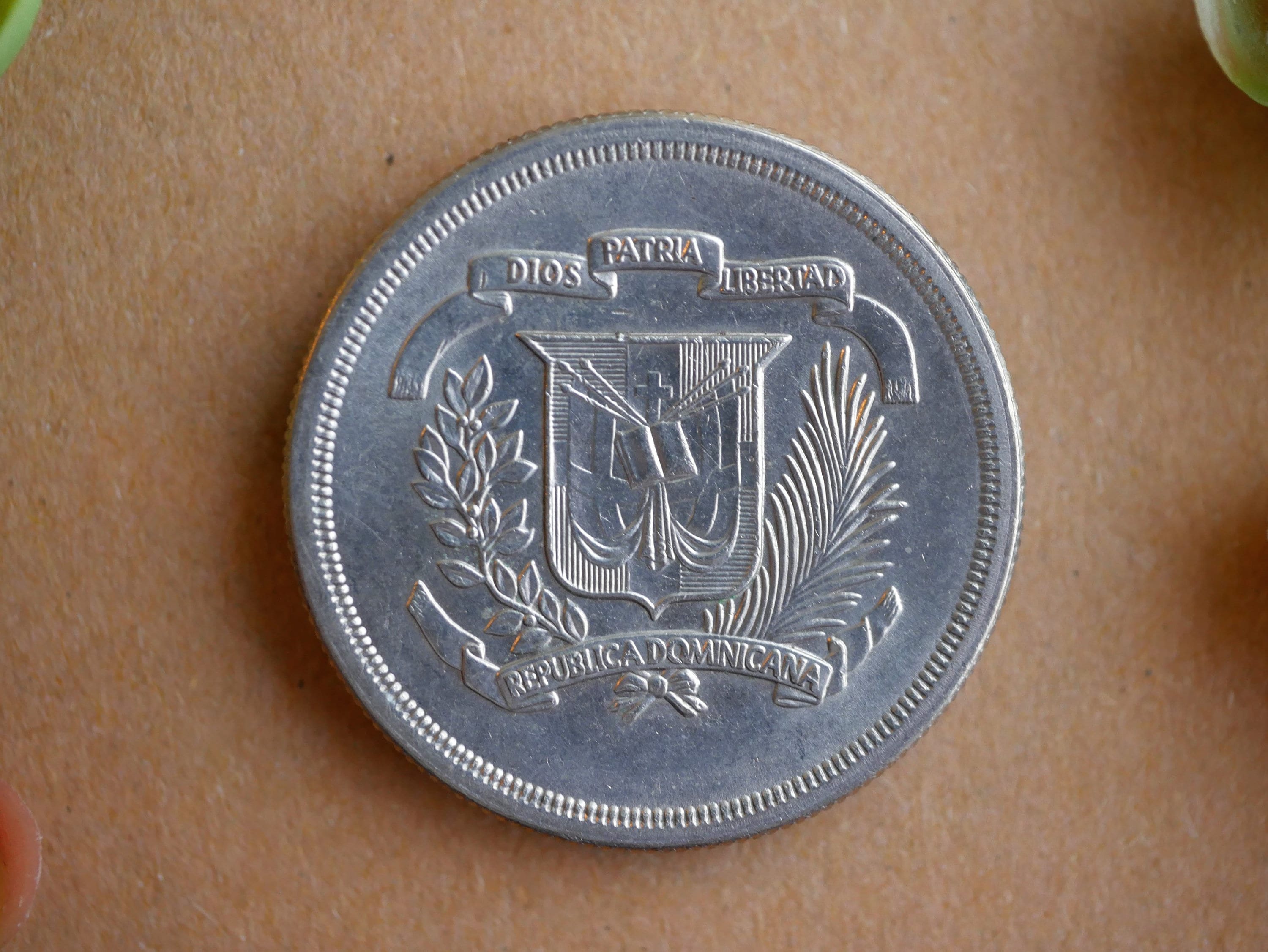 ドミニカ共和国のコインピン:聖書と十字架のラペルピン