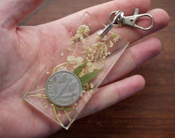 French Axe Keychain, Pressed White Flowers in Resin Foreign Coin Keychain Women's Ax Throwing Gifts Keychain Ax Throwing League axe Keychain