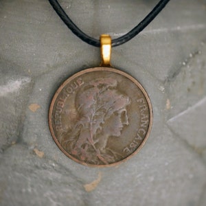 Antieke Franse muntketting: hanger met buitenlandse munt uit de 19e eeuw