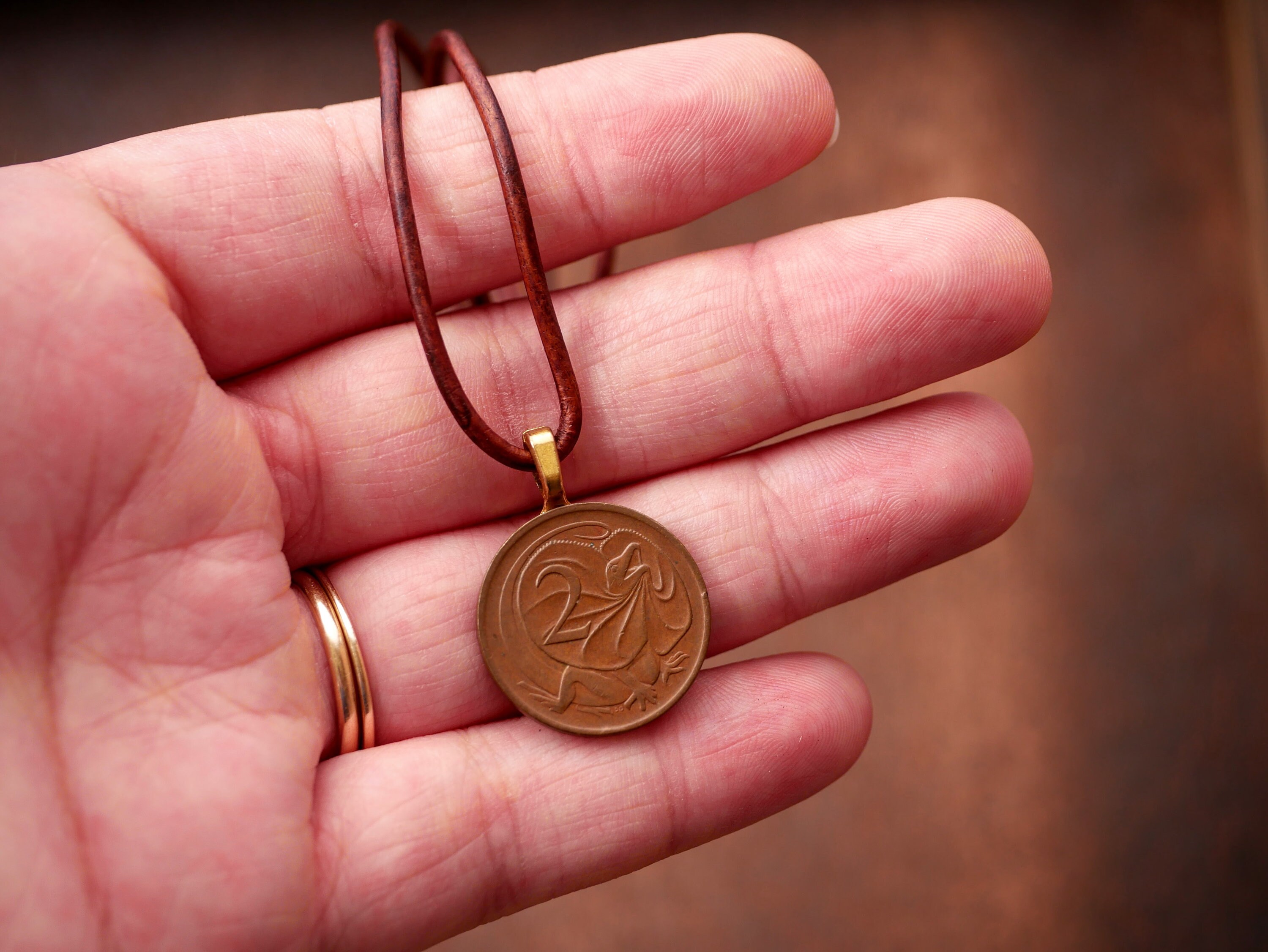 エリマキトカゲのコインネックレス:オーストラリアの野生動物ジュエリー