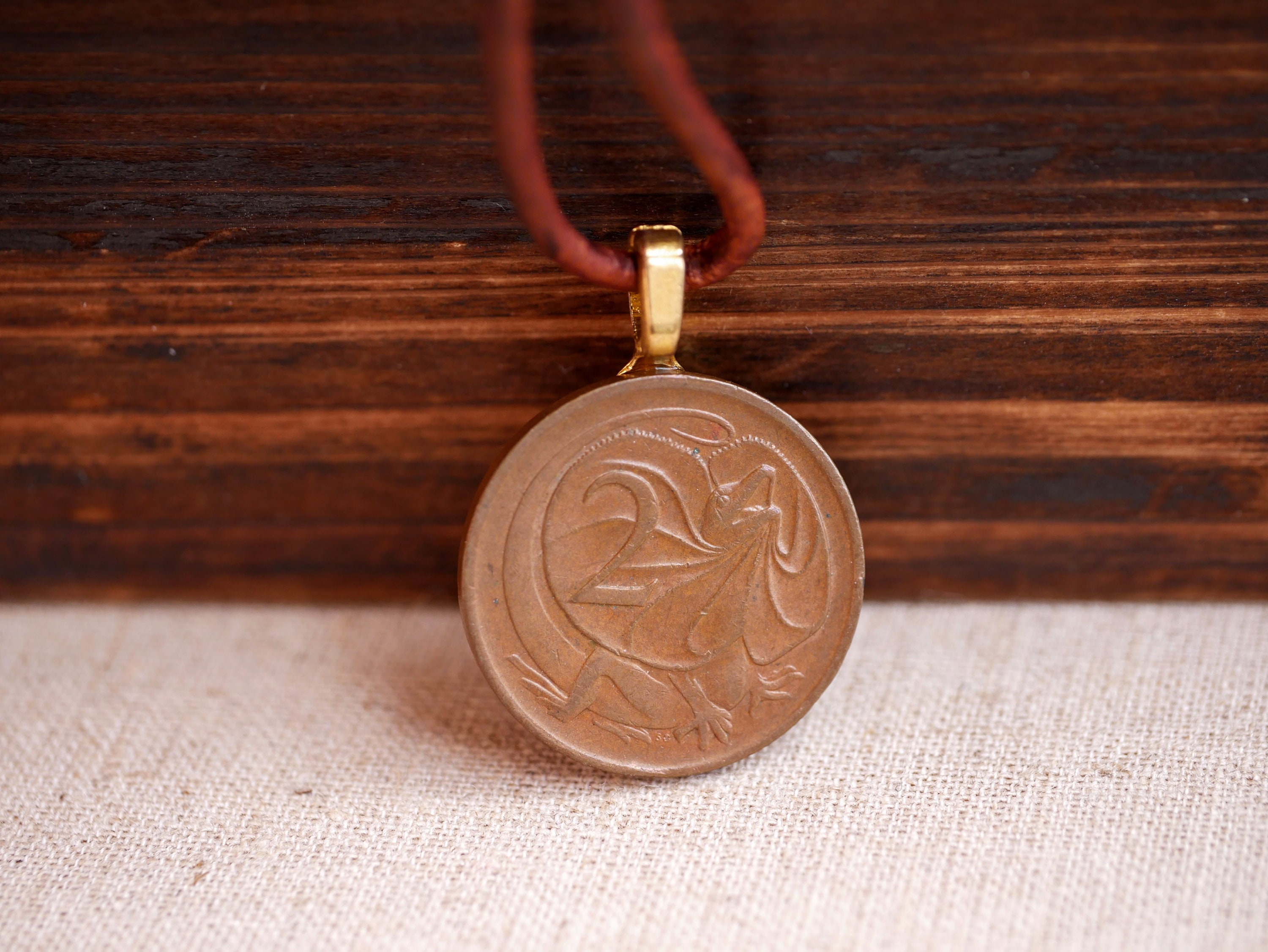 エリマキトカゲのコインネックレス：オーストラリアの野生動物ジュエリー - Etsy 日本