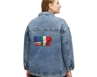以下が含まれることがあります： 背面にアメリカとイタリアの旗のダメージ加工パッチが付いた青いデニムジャケット