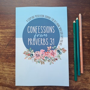Peut inclure: Un journal bleu et blanc avec le titre "Confessions from Proverbs 31" en lettres blanches. Le journal est décoré d'un motif floral et du texte "A Scripture Meditation Journal for Declaring Who God Says You Are".