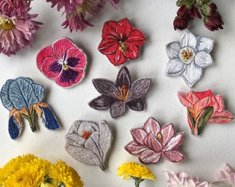 Blumenbrosche| Blumen Geschenk für Mama| Stickerei Blumen Aufnäher| Stickerei Iris Stiefmütterchen Lilie Krokus Tulpe Veilchen Pfingstrose broches| Braidsmaid