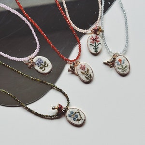 Blumen-Kristall-Halskette Halskette aus natürlichem grün-blauem Stein mit Vogel-Pilzen-Flora-Perlen Geburtstagsgeschenk für Sie Junggesellinnen-Party-Halskette Bild 2