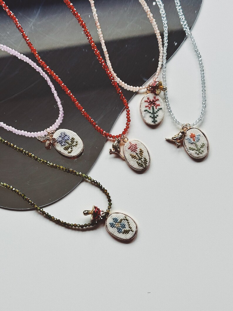 Blumen-Kristall-Halskette Halskette aus natürlichem grün-blauem Stein mit Vogel-Pilzen-Flora-Perlen Geburtstagsgeschenk für Sie Junggesellinnen-Party-Halskette Bild 2