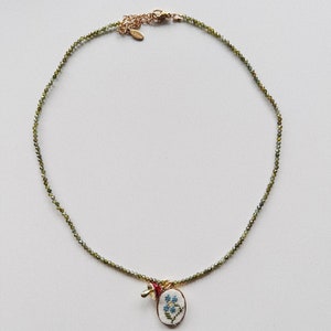 Blumen Kristall HalsketteNatürliche grün blaue Stein Halskette mit Vogel Pilze Flora PerlenGeburtstagsgeschenk für Sie Junggesellinnenabschied Halskette Bild 9