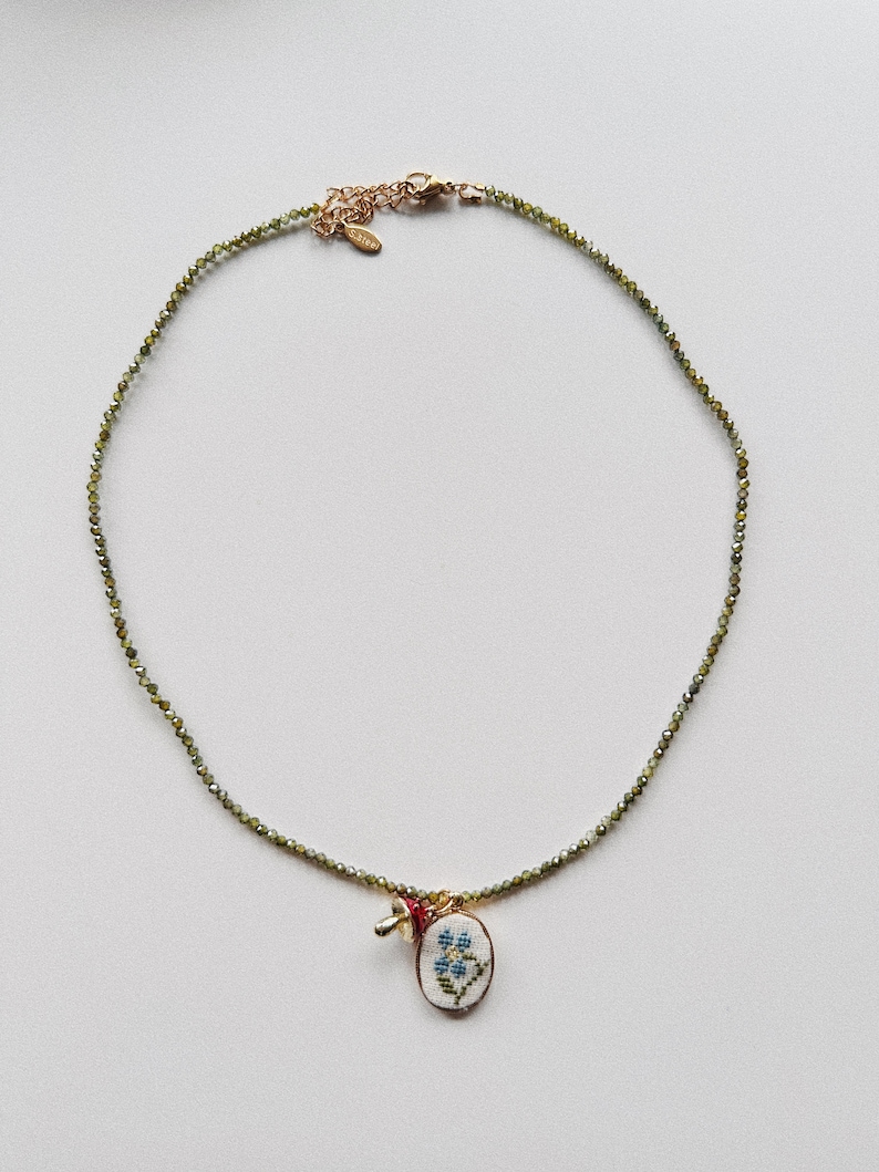 Blumen Kristall HalsketteNatürliche grün blaue Stein Halskette mit Vogel Pilze Flora PerlenGeburtstagsgeschenk für Sie Junggesellinnenabschied Halskette Bild 9