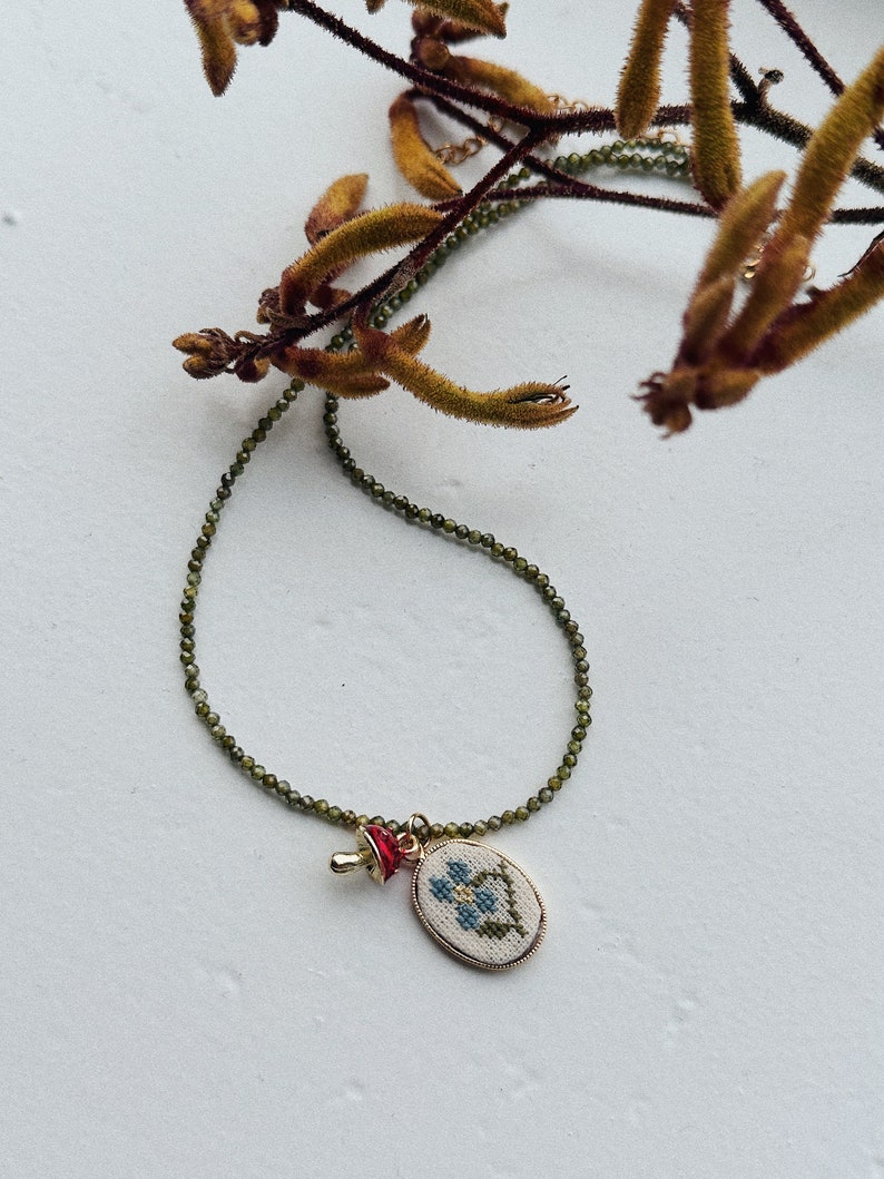 Collana di cristalli di fiori/Collana di pietra verde blu naturale con perline di flora di funghi uccelli/Regalo di compleanno per la sua collana di addio al nubilato immagine 2