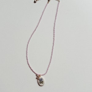 Blumen-Kristall-Halskette Halskette aus natürlichem grün-blauem Stein mit Vogel-Pilzen-Flora-Perlen Geburtstagsgeschenk für Sie Junggesellinnen-Party-Halskette pink with fly
