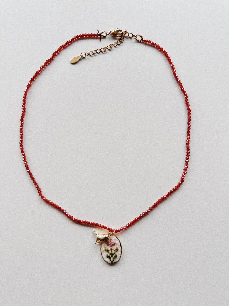 Blumen-Kristall-Halskette Halskette aus natürlichem grün-blauem Stein mit Vogel-Pilzen-Flora-Perlen Geburtstagsgeschenk für Sie Junggesellinnen-Party-Halskette red with bird