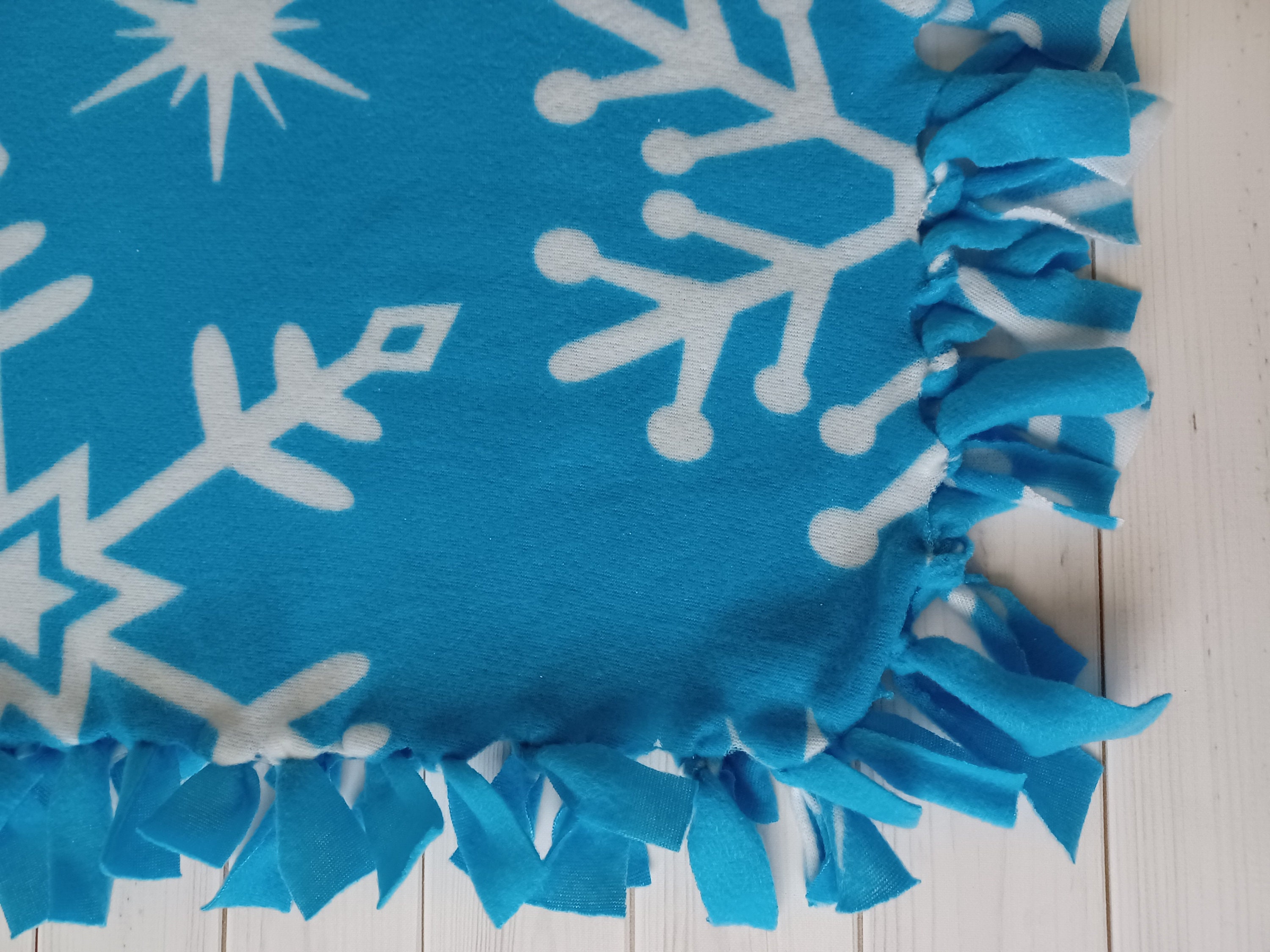 Snowflakes No Sew Fleece Blanket Kit, Winter No Sew Throw Kit, DIY