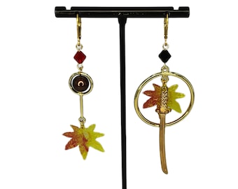 Pendientes asimétricos inspirados en Genshin Impact de Kaedehara Kazuha con hojas y espada