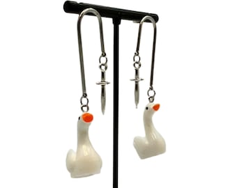 La paz nunca fue una opción pendientes de gansos con daga