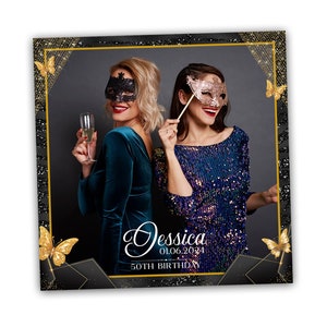 Pode incluir: Duas mulheres usando máscaras de carnaval posam para um photo booth com um fundo de glitter preto e dourado. O texto "Jessica 01.06.2024 50th Birthday" está na parte inferior da foto.