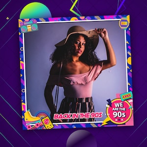 Może przedstawiać: Ramka do fotobudki w stylu lat 90. Ramka jest ozdobiona kolorowymi kształtami geometrycznymi, magnetofonem i kasetą. Widoczny jest tekst "Back in the 90s" i "We are the 90s". Osoba pozuje w ramce ubrana w różową bluzkę, szeroki kapelusz i spodnie w paski.