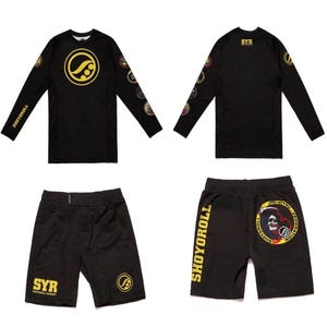 Könnte beinhalten: Schwarzes Jiu-Jitsu Trainingsset mit einem Langarmshirt und Shorts. Das Shirt hat ein kreisförmiges Logo auf der Brust und Ärmeldetails. Die Shorts tragen den Markennamen und das Logo. Für Kampfsportarten konzipiert.
