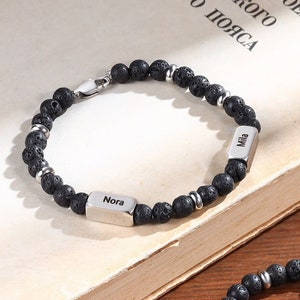 Pulsera de cuentas negras personalizada para hombres: grabado personalizado con nombres de niños, ónix de piedra de lava, regalo único para papá, esposo, novio