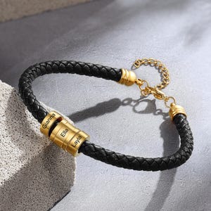 Pulsera de oro negro para hombre: Pulsera personalizada para hombre, pulsera grabada para él, papá, esposo, novio, pulsera de cuero negro, joyería para hombre