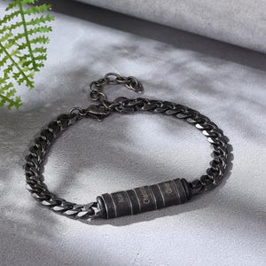 Pulsera negra para hombre: pulsera grabada para hombre, pulsera de cadena negra para hombre, pulsera negra de acero inoxidable, pulseras negras para hombre