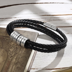 Pulsera de cuero personalizada para hombre con cuentas de plata - Placa de nombre negra grabada a medida, ideal para papá, esposo, cumpleaños y Día del Padre.