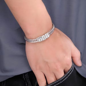 Pulsera de acero inoxidable para hombre: cadena de eslabones de plata personalizada con nombres de niños grabados. Un regalo resistente para papá, esposo o hijo, ideal para el Día del Padre.