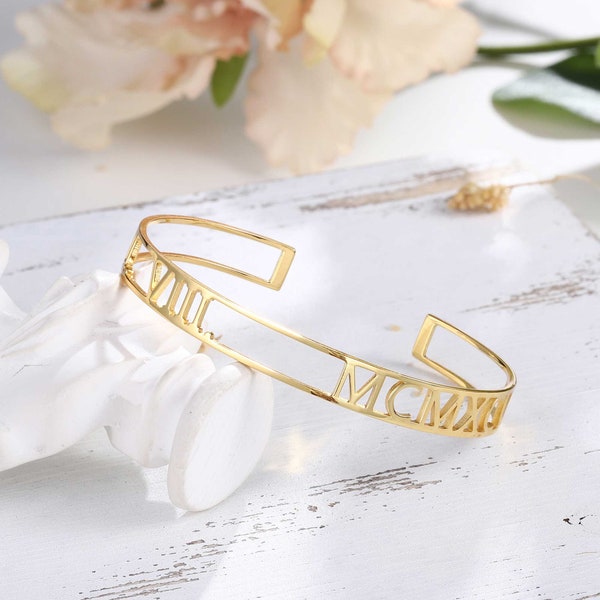 Bracelet de nom • Bracelet de date en chiffres romains • Cadeaux d’anniversaire personnalisés pour elle • Bracelets de mariée avec noms • Manchette • Cadeau de la Saint-Valentin