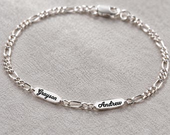 Mom Bracelet with Names, Personalized Figaro Chain for Grandma, Engraved Family Name Bars, Birthday Gift for Her in Silver or Gold