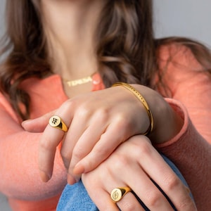 Anillo de sello inicial personalizado - Anillo inicial del alfabeto - Anillo chapado en oro para mujer con letra - Anillo personalizado para aniversario, Día de San Valentín