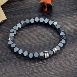 Pulseras negras para chicos: Pulsera de hombre grabada en negro, Pulsera de cuentas de hematita masculina, Pulsera con nombre de hombre, Pulsera de hematita, Regalo para él