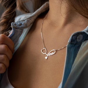Colar de estetoscópio de enfermeira personalizado com nome personalizado - Pingente feito à mão para profissionais médicos - Presente ideal para formatura