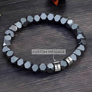 Pulsera grabada personalizada para hombres: pulsera de hematita para hombres, pulsera negra personalizada, pulsera con nombres grabados, pulsera de cuentas para papá