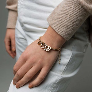 Pulsera personalizada para mamá: joyería elegante para mamá, dije grabado personalizado, regalo emotivo para cumpleaños y el Día de la Madre, recuerdo del amor de mamá.