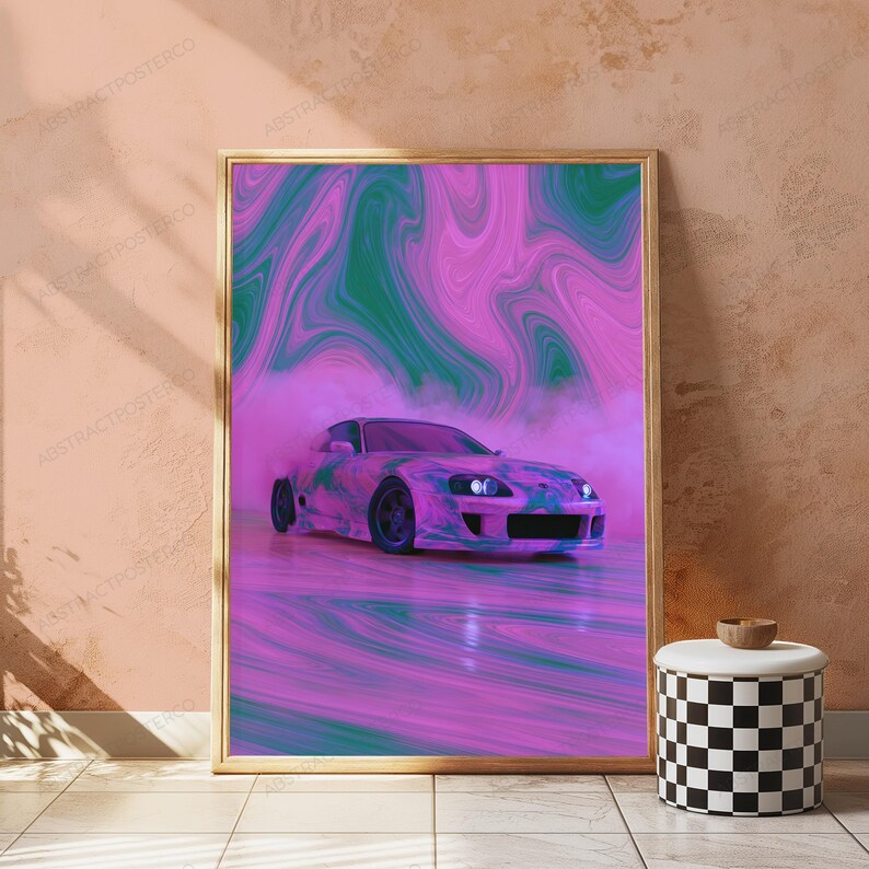 Pu&ograve; includere: Una stampa artistica da parete verticale incorniciata raffigurante un'auto sportiva che derapa in una nuvola di fumo liquido vorticoso rosa e verde. L'auto presenta motivi marmorizzati rosa e verdi vibranti su uno sfondo astratto abbinato.