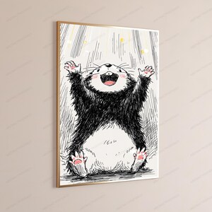 Pu&ograve; includere: Una stampa artistica incorniciata che mostra uno schizzo in bianco e nero di una creatura pelosa e gioiosa con le braccia sollevate. La creatura ha la pancia bianca, cuscinetti rosa sulle zampe e un'espressione felice. Linee verticali suggeriscono pioggia.